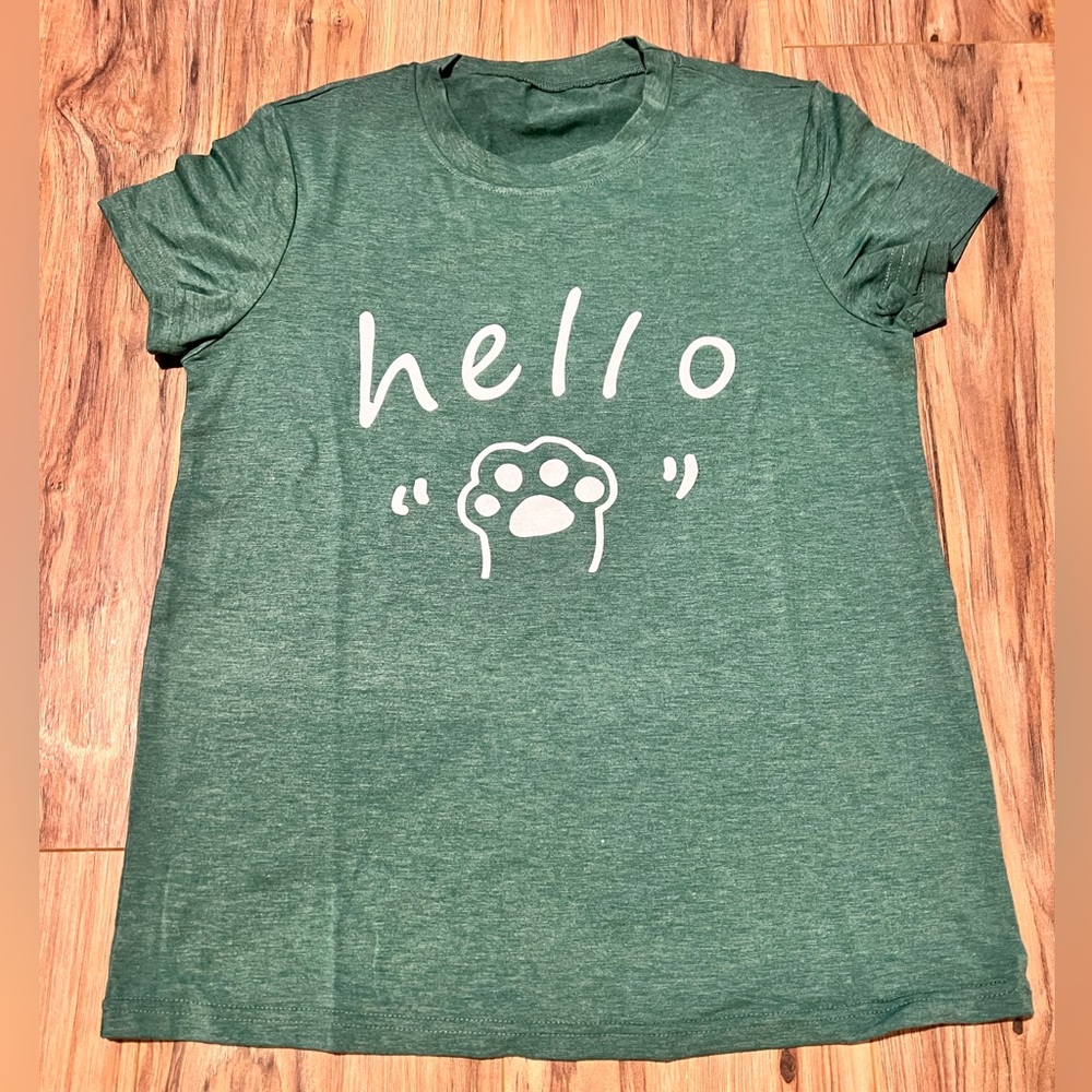 Waving cat paw soft nwot tshirt